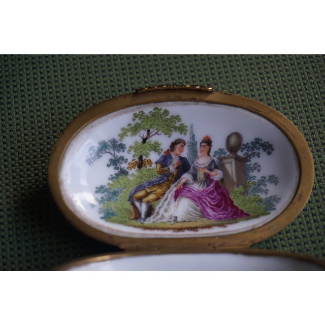 18th Century Porcelain Snuffbox For Sale - Image 9 of 10