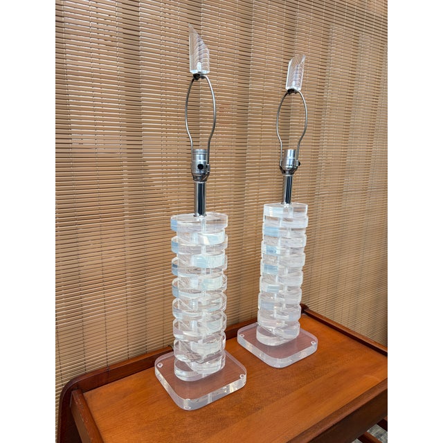 A Pair of Vintage Mid Century Modern Stacked Lucite Blocks Table Lamps in the Karl Springer Style. Circa 1970s For Sale In Miami - Image 6 of 17