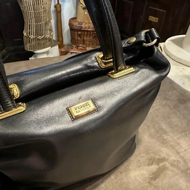 A 1990s Elegant Black Leather and Brass Italian Hand-Bag by Gianfranco Ferrè For Sale - Image 14 of 15
