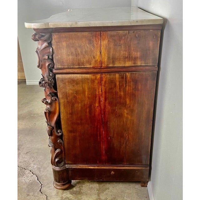 19th Century English Marble-Top Commode in Feathered Mahogany For Sale - Image 4 of 17