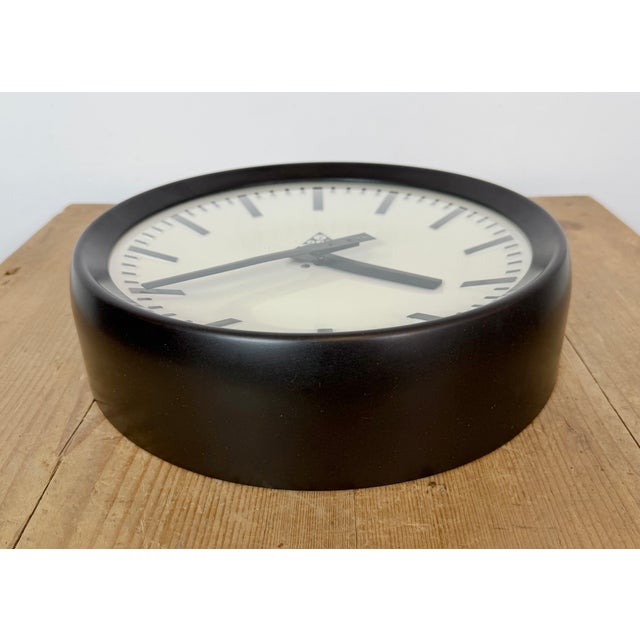 Industrial Bakelite Factory Wall Clock from Pragotron, 1960s For Sale - Image 13 of 17