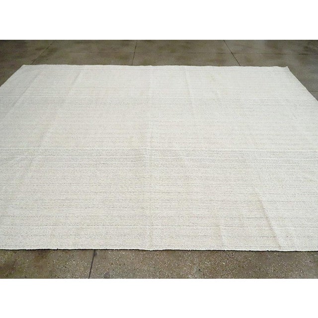 Galerie Shabab Collection Mid-20th Century Handmade Turkish Flat-Weave Kilim Room Size Carpet For Sale In New York - Image 6 of 10