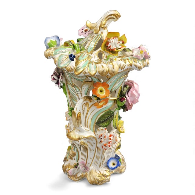Rococo Reticulated Flower-Encrusted Vase with Cover from Coalport, 1835-1845 For Sale - Image 3 of 14