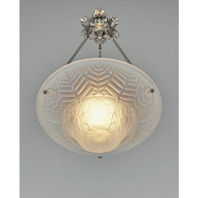 Ezan 1930s French Art Deco Pendant Light in Opalescent Glass by Charles Ranc For Sale - Image 4 of 10