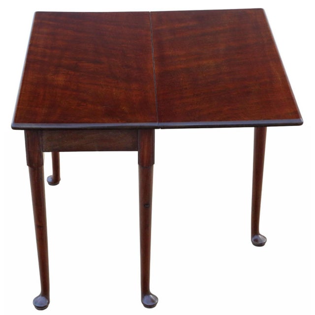 A charming Georgian dining table, c.1800, crafted from rich mahogany with an attractive, aged patina. Full of charm and...