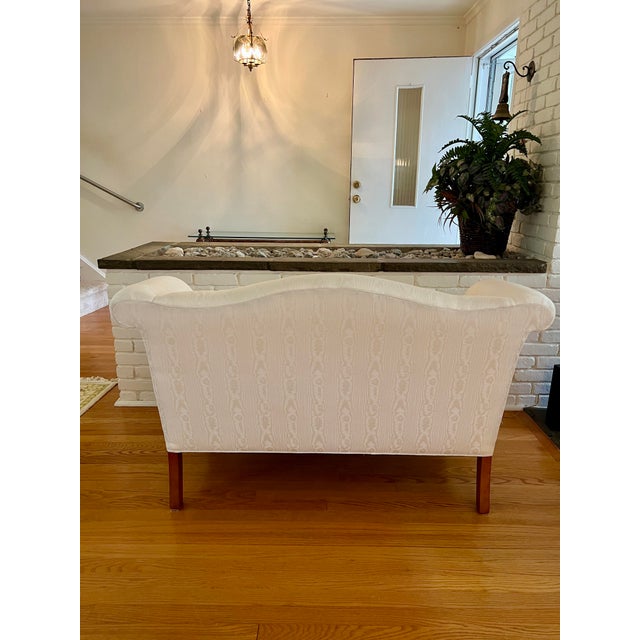 Vintage Traditional Settee Love Seat Sofa Seating Bench in White Comfortable and sturdy traditional style.