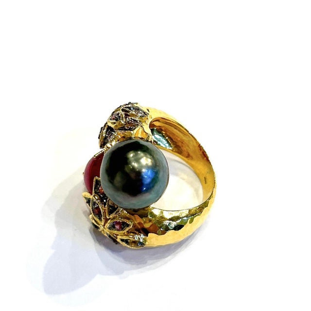 2020s Bochic “Orient” Black Pearl & Ruby Ring Set In 18K Yellow Gold & Silver For Sale - Image 5 of 12