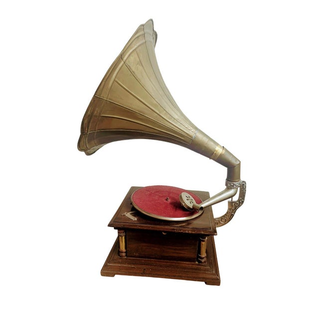 This is an original Master's Voice model gramophone or phonograph, tipical made of wooden base and metal companents for...