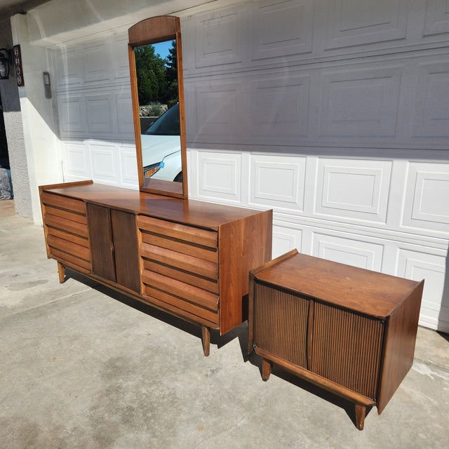 Wood Lane "First Edition" 9 Drawer Dresser and Nightstand Circa 1960s, Set of 2 For Sale - Image 7 of 11