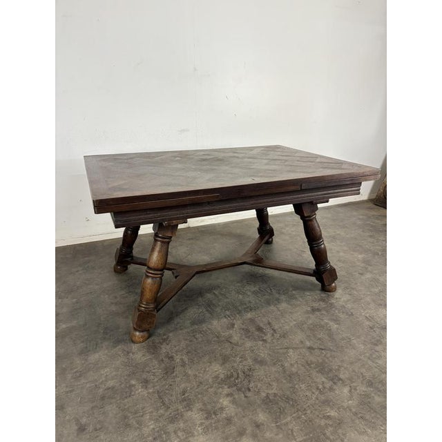 Extendable Oak Table with Parquet Top and Baluster Base, in Very Good conditions.