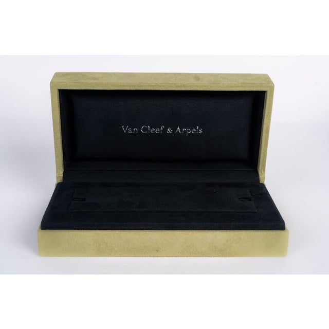 Bracelet box by Van Cleef & Arpels, 1990. 20th-century bracelet box by Van Cleef & Arpels. H: 6.5 cm, W: 17.5 cm, D: 9.5 cm
