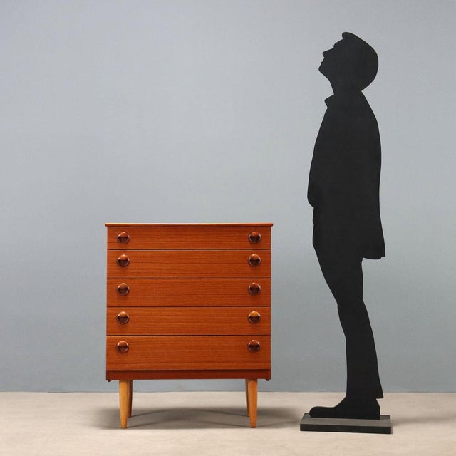 Five-drawer chest of drawers in teak veneer. Fully restored. This piece is attributed to the mentioned designer/maker. It...