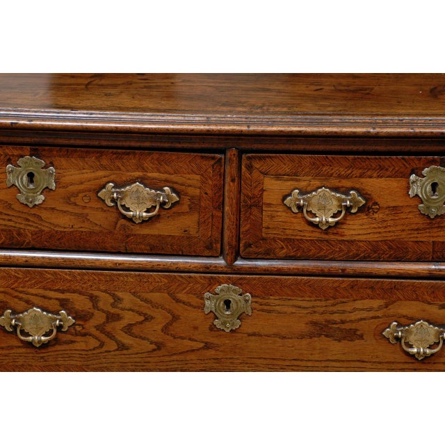 English 1820s Regency Oak Five-Drawer Commode with Crossbanding and Bracket Feetv For Sale - Image 10 of 10