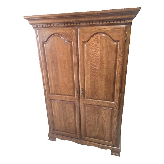 Late 20th Century Kincaid Hunter’s Run Solid Oak Entertainment Armoire / Storage Cabinet For Sale