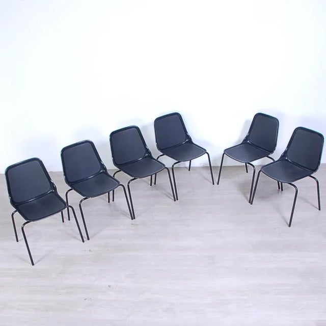 Beautiful set consisting of six chairs manufactured by MIM ROMA in the 1960s. Adhesive mark present on the bottom of the...