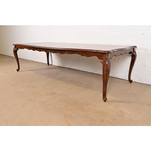 A gorgeous French Provincial Louis XV style extension dining table In the manner of Kindel Furniture USA, Late 20th...