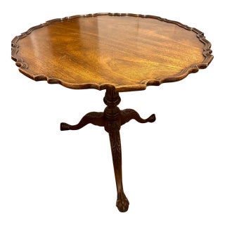 1960s Vintage Baker Tilt-Top Pie Crust Table – Charleston Collection, Mahogany, Ball & Claw Feet For Sale