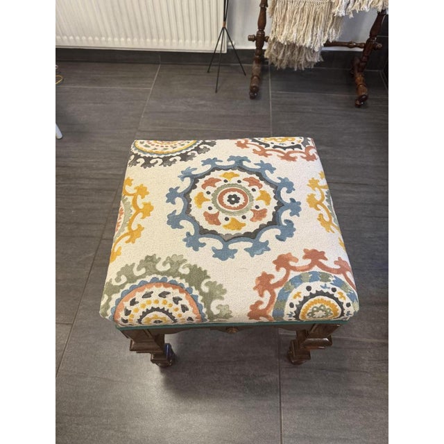 Elegant Louis XIV/Régence-style oak stool or tabouret with fine decorative carving, square Newly upholstered and covered
