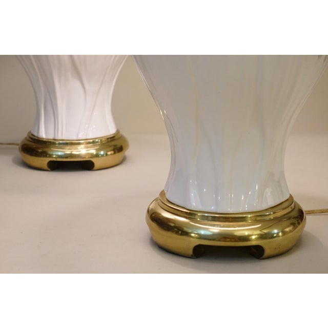 1970s Royal Haeger Hollywood Regency Modern Tulip Ginger Jar Porcelain Brass Table Lamps - a Pair For Sale In Los Angeles - Image 6 of 13