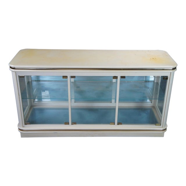 Mid 20th Century Hollywood Regency Off White Illuminated Display Cabinet Console Showcase Curio For Sale