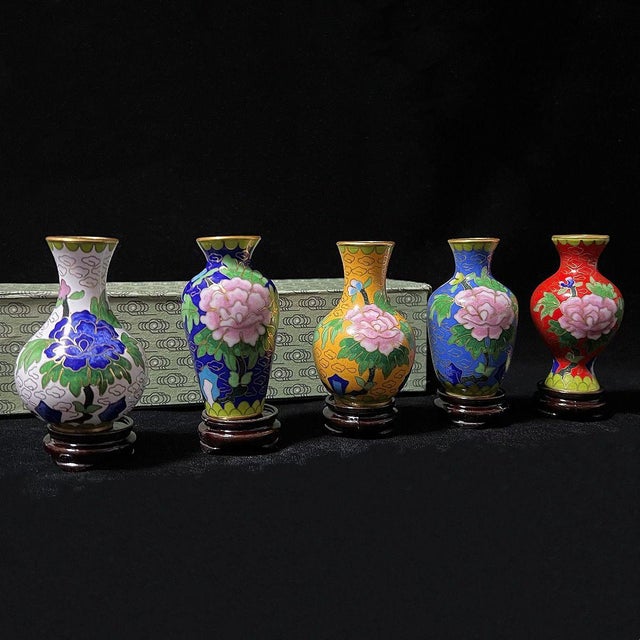 Chinese Set of 5 Miniature Chinese Cloisonné Vases | Floral Motif With Wood Stands & Box For Sale - Image 3 of 15