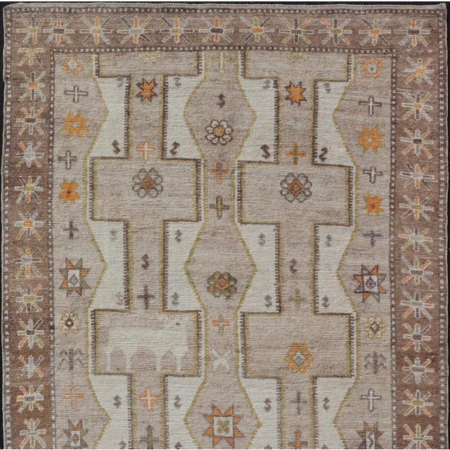 Late 20th Century Geometric All-Over Design Gallery Turkish Oushak Rug in Soft Ivory and Taupe For Sale - Image 5 of 13