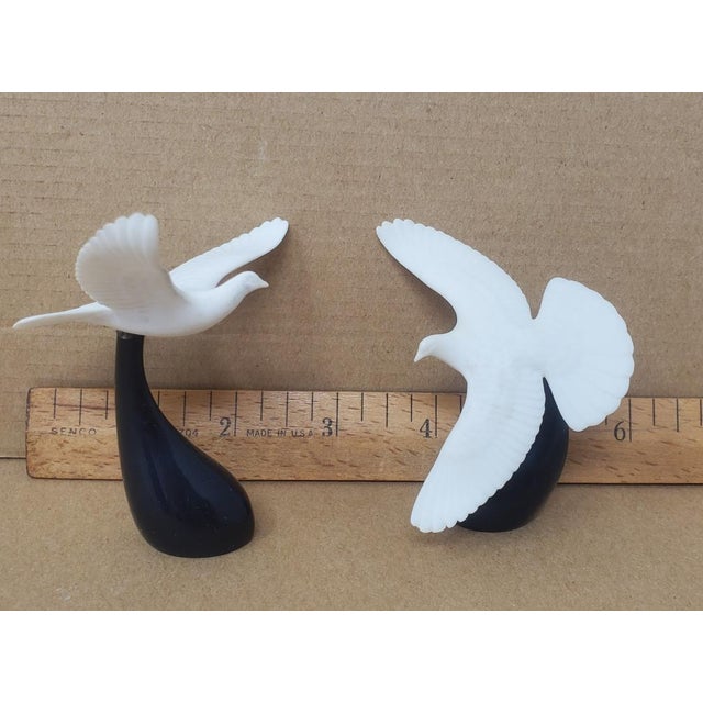 Vintage - Pair of John Perry Seagulls in Flight Figurines - Black Base - White Matte Pellucida For Sale - Image 15 of 15