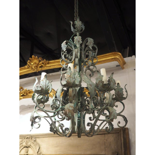 A French Patine Vert Wrought Iron and Tole 8-Light Chandelier, 20th Century For Sale - Image 9 of 18
