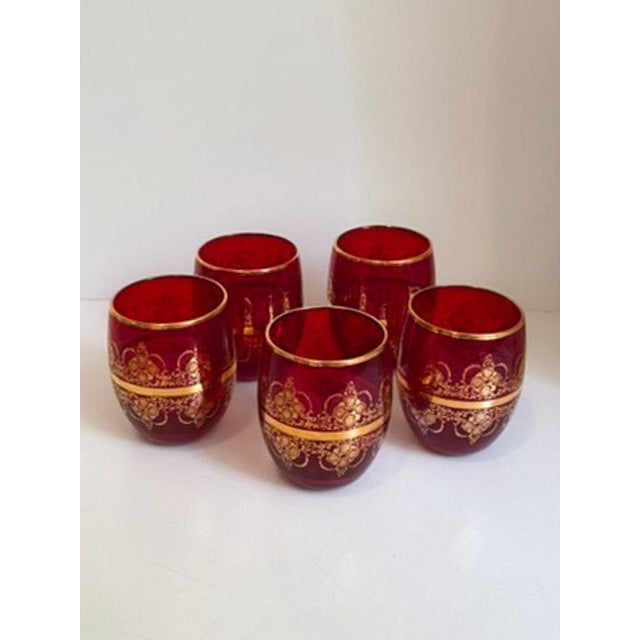 1970s 1970s 22k Gold Ruby Red Venetian Murano Glass Decanter With 5 Tumblers - 6 pcs For Sale - Image 5 of 10