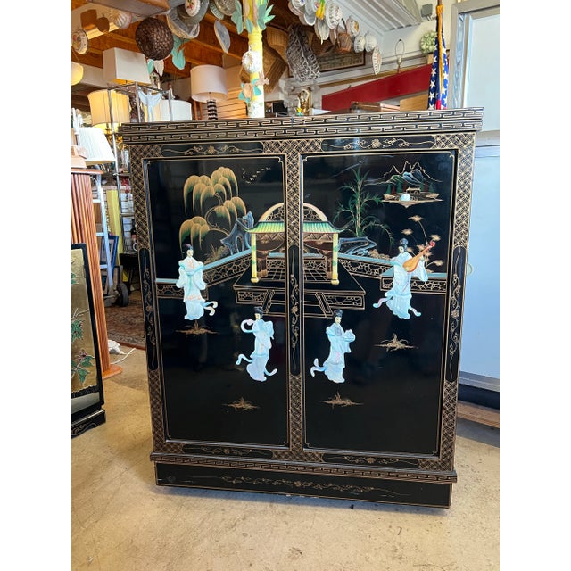 A fantastic Asian carved bar that features two fold out sides and fold out top that turn it into the ultimate entertaining...