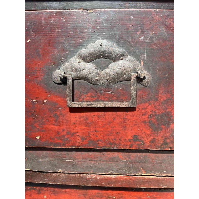 Antique Japanese Isho-Dansu Kimono Storage Box in Urushi Lacquer Finish For Sale - Image 17 of 18