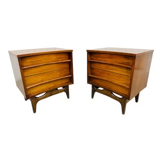 Mid-Century Modern Young Manufacturing Curved Walnut Nightstands - Set of 2 For Sale