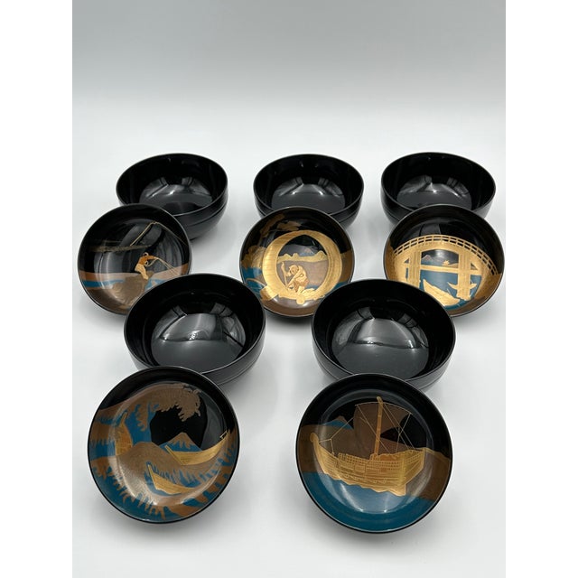 Japanese Vintage Signed “Kihachi” Japanese Lacquer Gold Makie, Hokusai Fuji Scenes Soup Bowl Set With Lids With Original Wooden Box - Set of 5 For Sale - Image 3 of 9