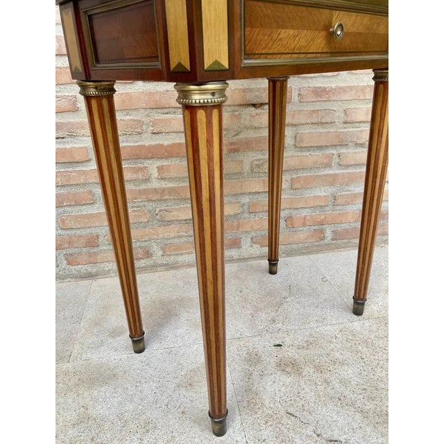 1920s Neoclassical Mahogany Side Table with Fluted Legs and Green Marble, 1920s For Sale - Image 5 of 12