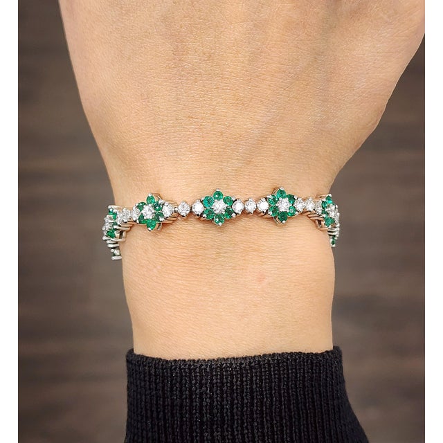 7.35 Ct Natural Emerald & Diamond Tennis Bracelet For Sale - Image 4 of 9