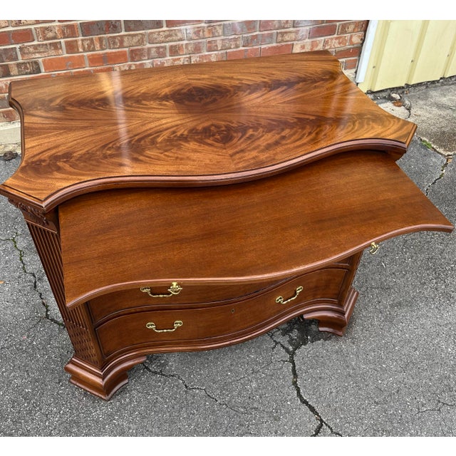 EJ Victor Late 20th Century Ej Victor Serpentine Bachelor’s Chest For Sale - Image 4 of 10