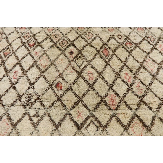 Berber Tribes of Morocco Vintage Moroccan Beni Ourain Moroccan Rug, 06'01 X 09'03 For Sale - Image 4 of 10