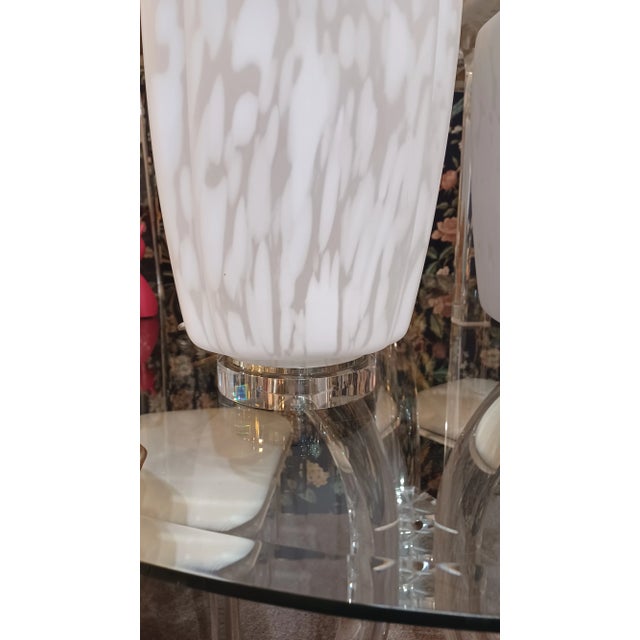 Mid-Century Modern Vintage Pair of 1980s White Murano Style and Lucite Lamps For Sale - Image 3 of 3
