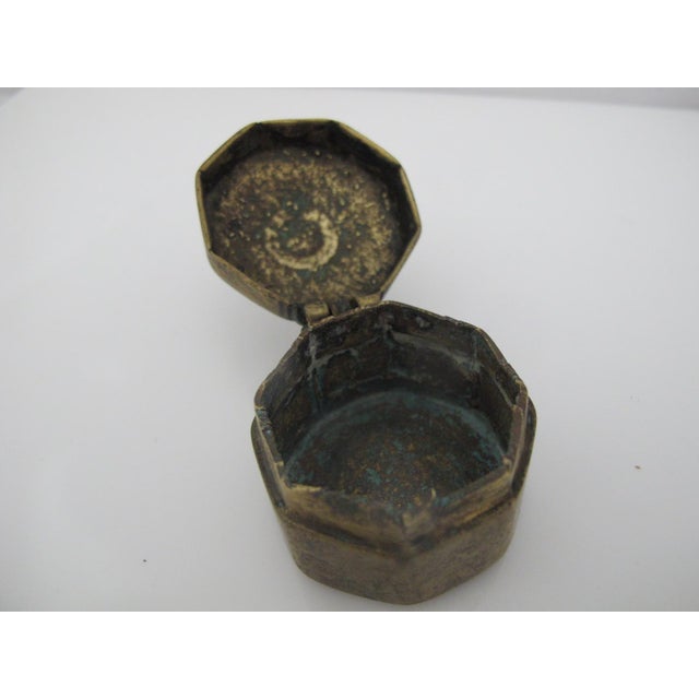 Small Antique Mughal Indian Brass Brass Octagonal Betel Nut Box For Sale - Image 9 of 9