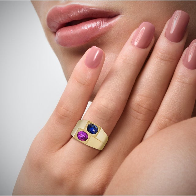 Contemporary GIA certified Blue and Pink Sapphire Mens Ring in 18k Yellow Gold, Size 8.5 For Sale - Image 3 of 7