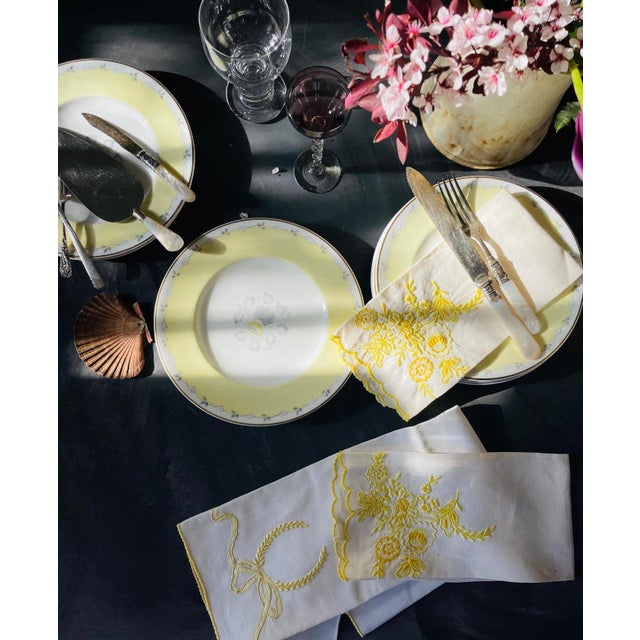 1940s 1940s Wedgwood Cynthia Pale Yellow and Gray Floral 8” Plates - Set of Eight (8) For Sale - Image 5 of 7