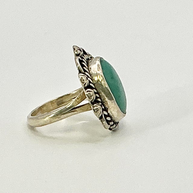 1970s Vintage Southwestern Navajo Boho Chic Sterling & Turquoise Cocktail Ring - Size 7.25 For Sale - Image 12 of 14