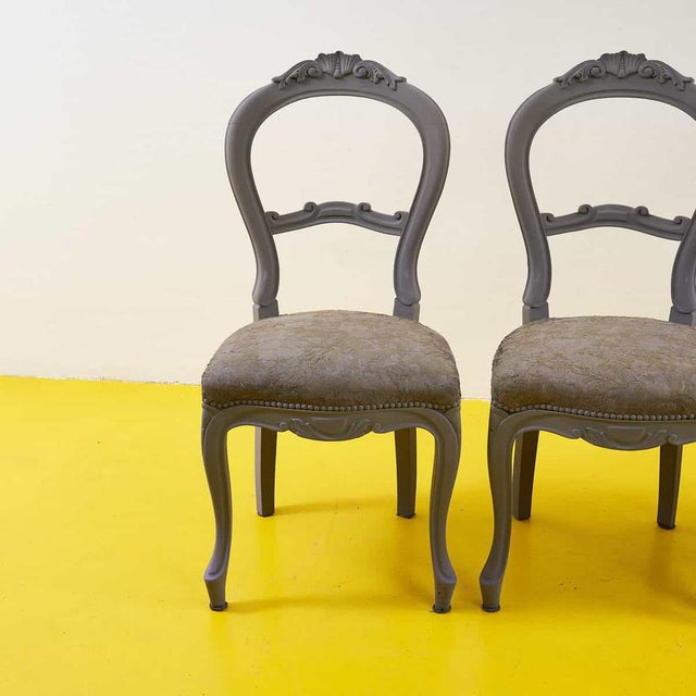 Discover the timeless charm of this set of three vintage chairs, featuring a refined design and meticulous detailing....