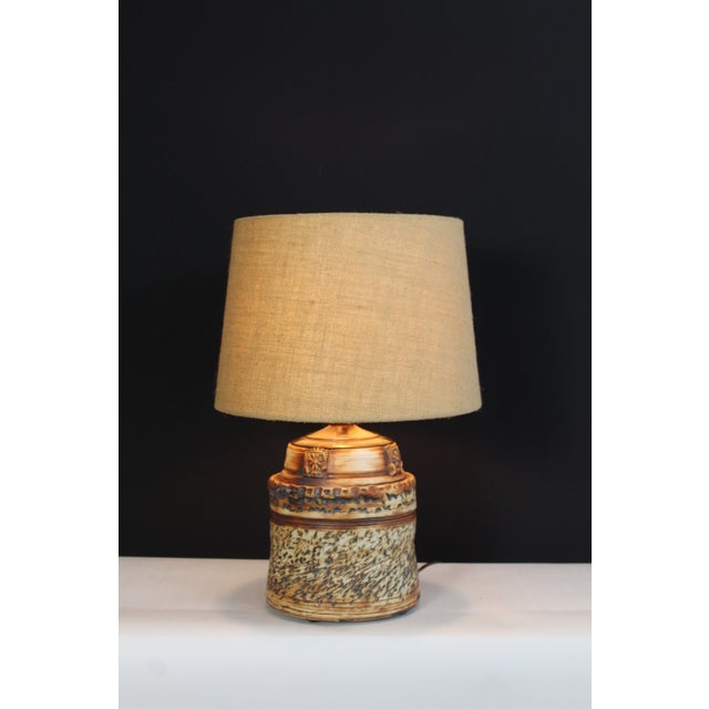 Farmhouse Mid 20th Century Roland Zobel Influence Ceramic Lamp For Sale - Image 3 of 13