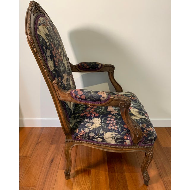A walnut Fauteuil in Louis XV style. A beautifully detailed acanthus-carved frame, the padded arched back with a ribbon,...