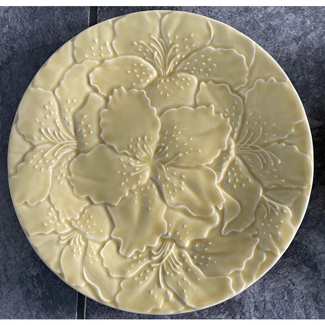 Bordallo Pinheiro Vintage Bordallo Pinheiro Yellow Majolica Hibiscus Floral 9 1/4” Plate - Set of 4 For Sale - Image 4 of 4