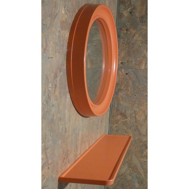 A retro note to your space with this orange mirror, made by carrara & matta model "america". Built in bakelite, the mirror...