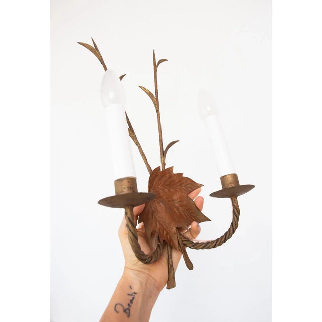 Vintage Spanish Gilt Metal Wall Light, 1950s, in Very Good conditions. Designed 1920 to 1949 Up to 250V (Europe/UK...