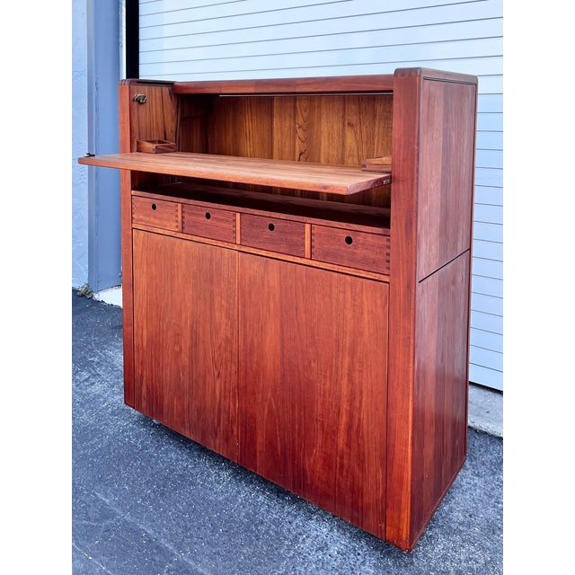 Vintage hideaway dry bar or storage console | Late Mid-century modern in Captains Line for D Scan style. Amazing rolling...
