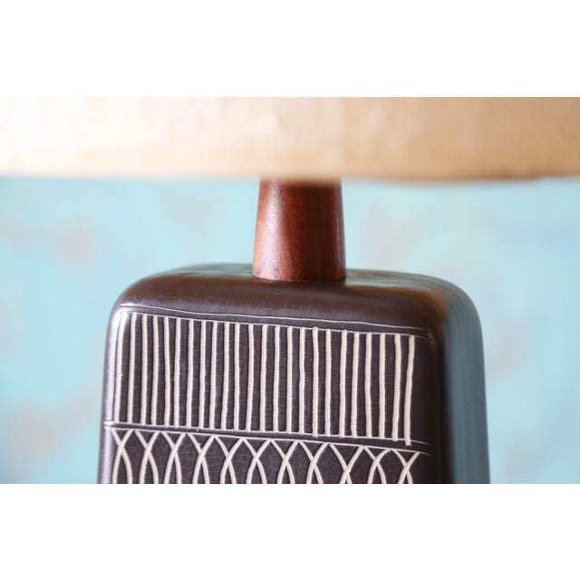 Tan 1960s Gordon and Jane Martz M242 Lamp for Marshall Studios Matte Black Tan Incised 33.75" For Sale - Image 8 of 13
